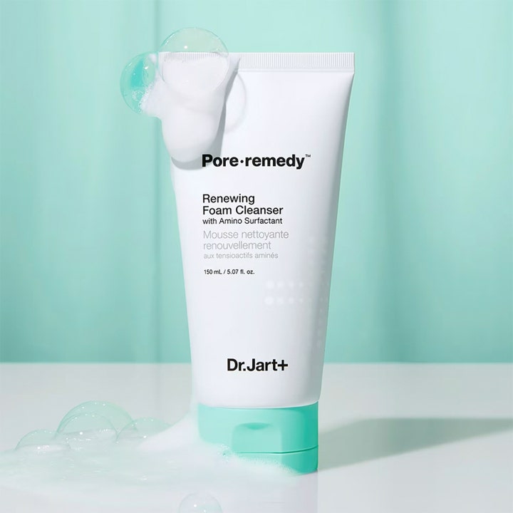 Dr.Jart+ Pore-remedy Renewing Foam Cleanser 150 ml ansiktsrens i hvit tube med lysegrønn kork og luftige såpebobler