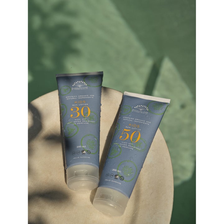 Rudolph Care Sun Lotion Kids 200 ml solkrem i blå tube som gir vannavvisende beskyttelse mot solen