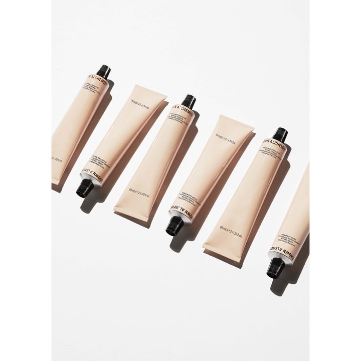 Grown Alchemist Rich Restorative Hand Cream 65 ml reparerende håndkrem i beige tuber med svarte korker på hvit flate.