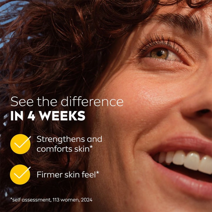 NIVEA Q10 Anti-Wrinkle Sensitive Day Cream 50 ml beroligende dagkrem på smilende kvinne med tekst om fastere hud på 4 uker