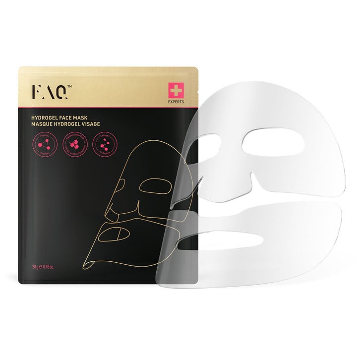 FAQ Swiss Hydrogel Face Mask 28g anti-aging maske med gjennomsiktig gelékonsistens ved siden av en svart pose