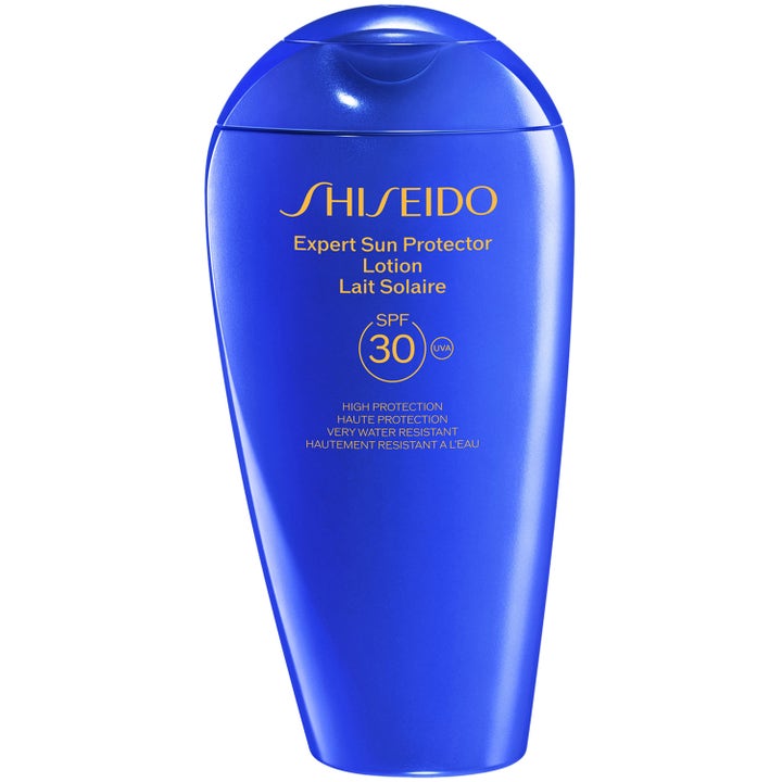 Shiseido Expert Sun Protector Lotion SPF 30 vannresistent solkrem i en blå dråpeformet flaske med gul tekst
