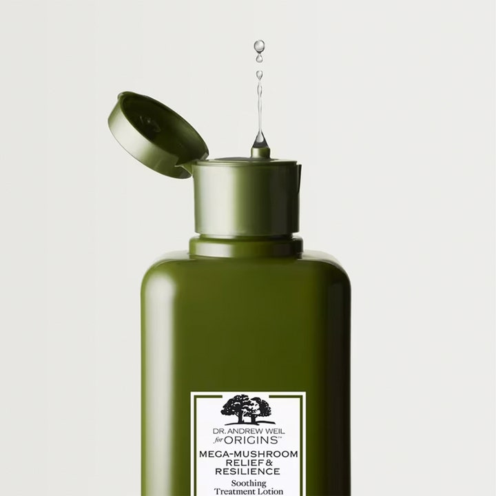 Origins Mega-Mushroom Relief & Resilience 200 ml beroligende toner i grønn flaske med en vanndråpe