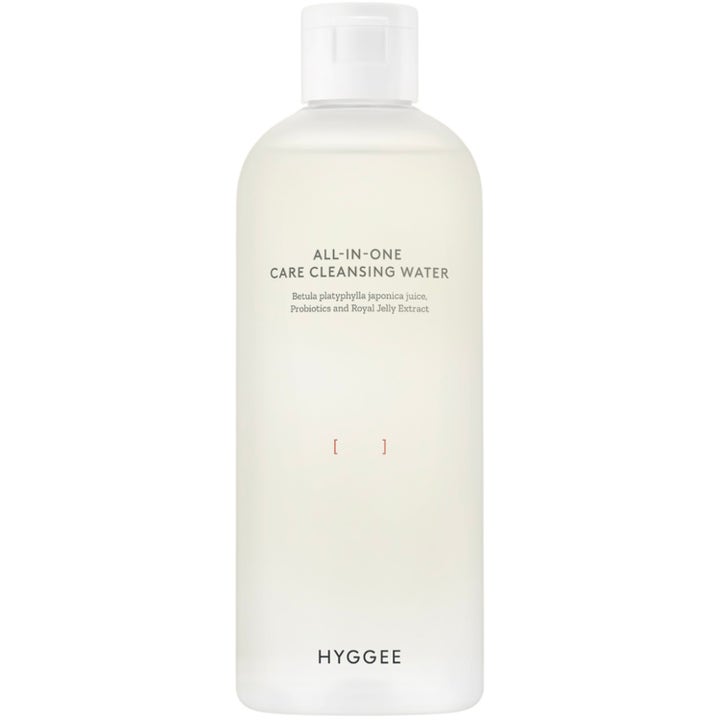 HYGGEE All-In-One Care Cleansing Water 300ml fuktighetsgivende rens i en minimalistisk frostet flaske med hvit kork.