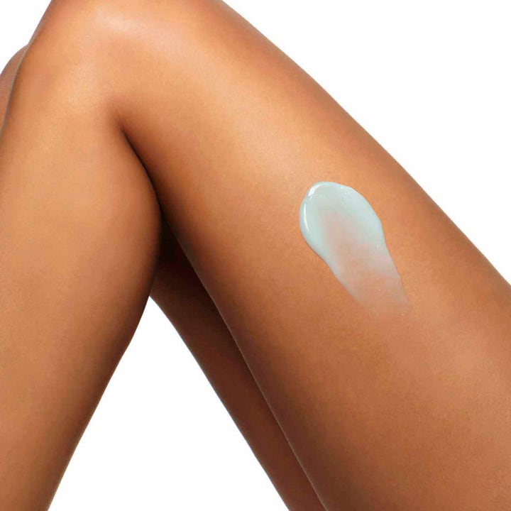 Clarins Body Firming Gel 150 ml kroppskrem strammer opp huden med en svalende lyseblå geltekstur på et lår