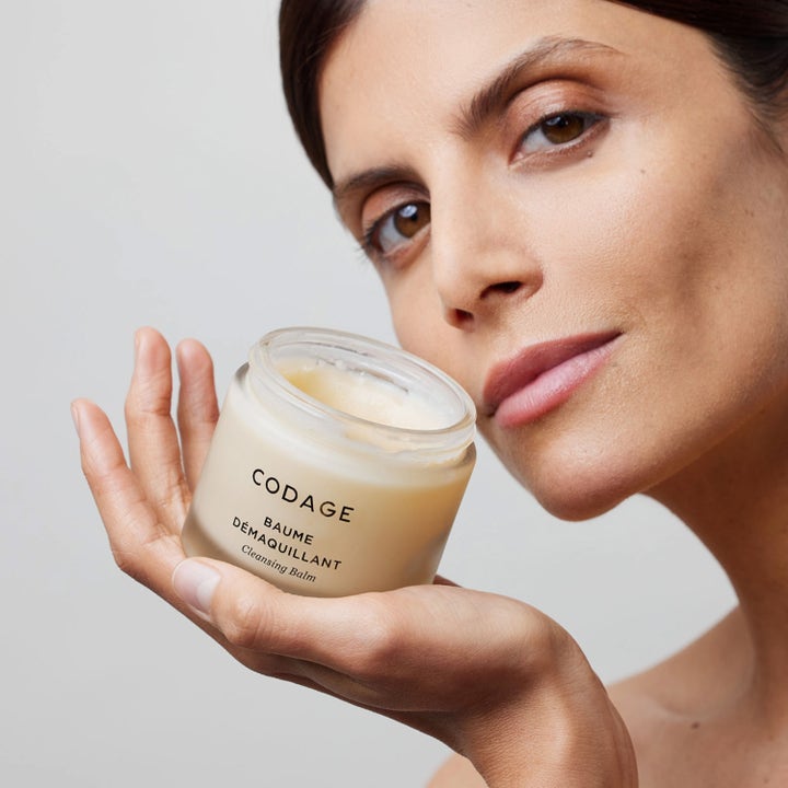 Codage Paris The Cleansing Balm 100 ml ansiktsrengjøring som fjerner sminke i krukke holdt av en kvinne