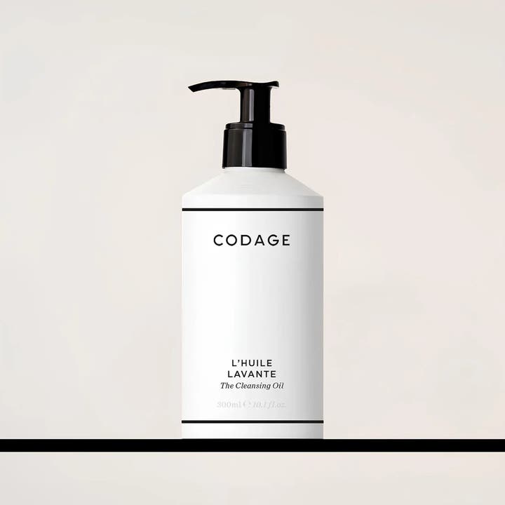 Codage Paris The Cleansing Oil Body 300 ml fuktighetsgivende dusjolje i hvit flaske med minimalistisk sort pumpe.