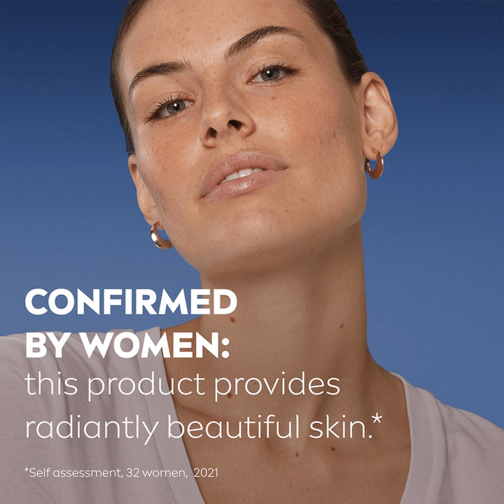 NIVEA Serum Cellular Expert Filler Vitamin C Radiance 30 ml gir glød vist på kvinne med tekst om bekreftet effekt