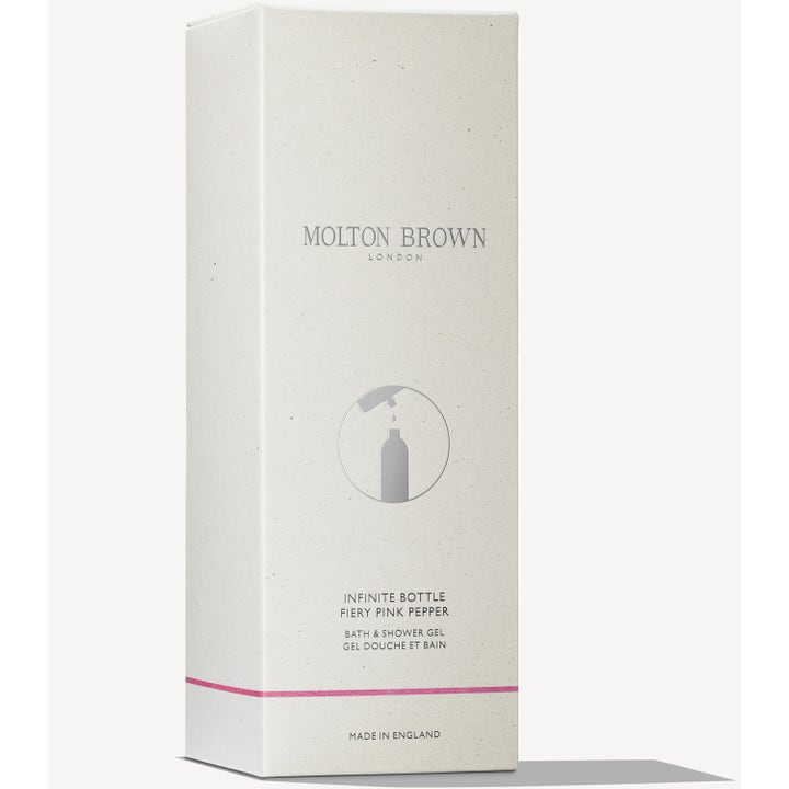Molton Brown Infinite Bottle Fiery Pink Pepper 400 ml dusjsåpe i en teksturert hvit eske med rosa detaljer
