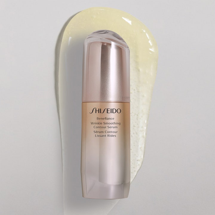 Shiseido Benefiance Wrinkle Smoothing Serum 30 ml mot rynker på en lysegul lett gjennomsiktig tekstur