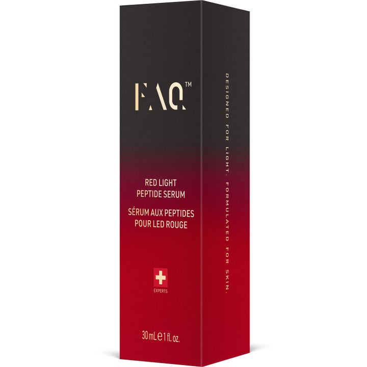 FAQ Swiss FAQ™ Red Light Peptide Serum 30 ml hudpleieserum i en svart og rød eske med gradientfarge.