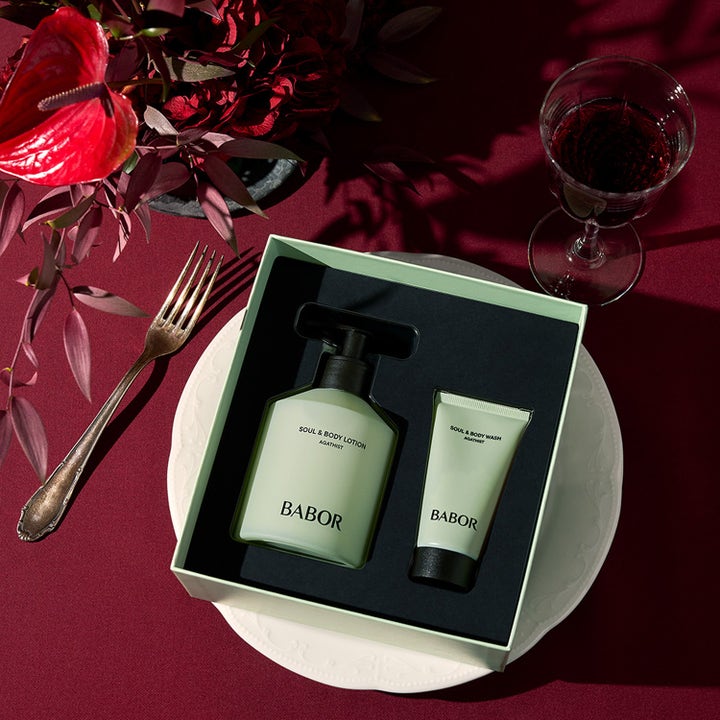 Babor Soul & Body Gift Set Agathist 300 ml gavesett kroppspleie med lysegrønn pumpeflaske og tube i en elegant bordsetting.