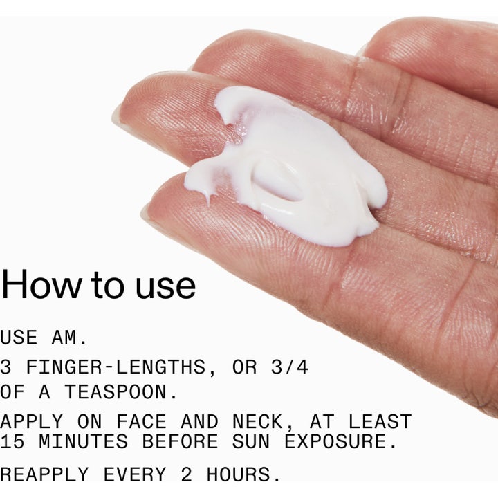 The INKEY List Polyglutamic Acid Dewy Sunscreen SPF30 50 ml fuktighetsgivende solkrem med hvit tekstur på fingre.