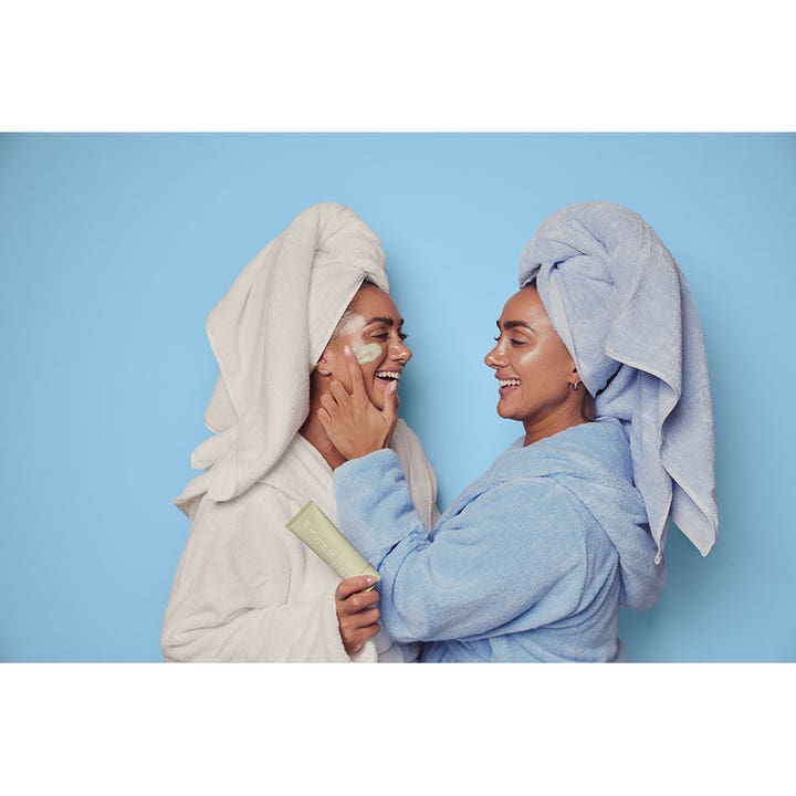 MASHH Green Refresh & Peel Mask 100 ml ansiktsmaske for glød to kvinner i morgenkåpe påfører den grønne masken