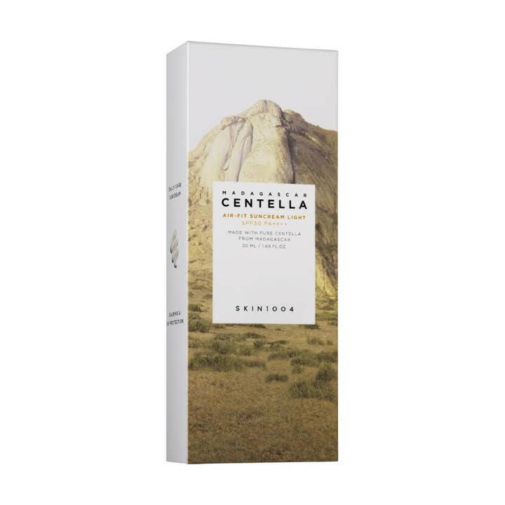 SKIN1004 Madagascar Centella Air-Fit Suncream Light 50 ml beroligende solkrem SPF30 i hvit eske med naturmotiv