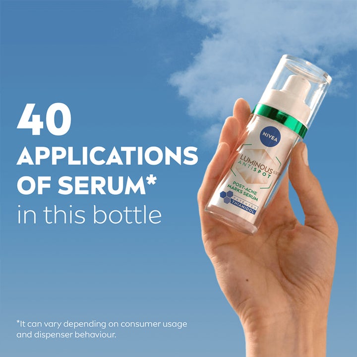 Nivea Luminous 630 Post-Acne Marks Serum 30 ml mot kvisearr holdes mot blå himmel med tekst om 40 doser