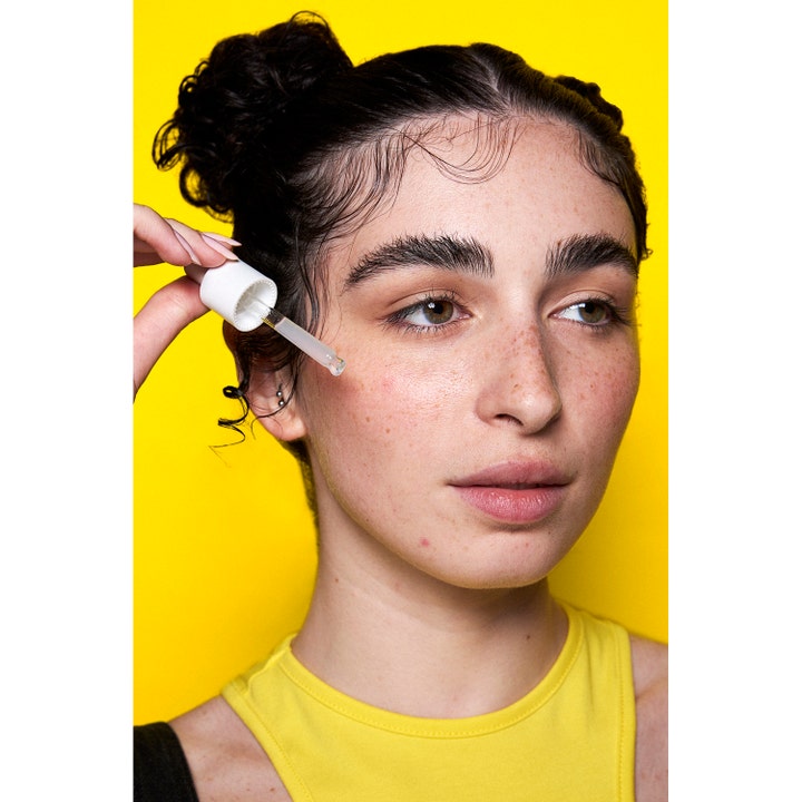 Niche Beauty Lab Acnemy Postzit 30 ml spot treatment som bleker kvisearr påføres med pipette på kinn.