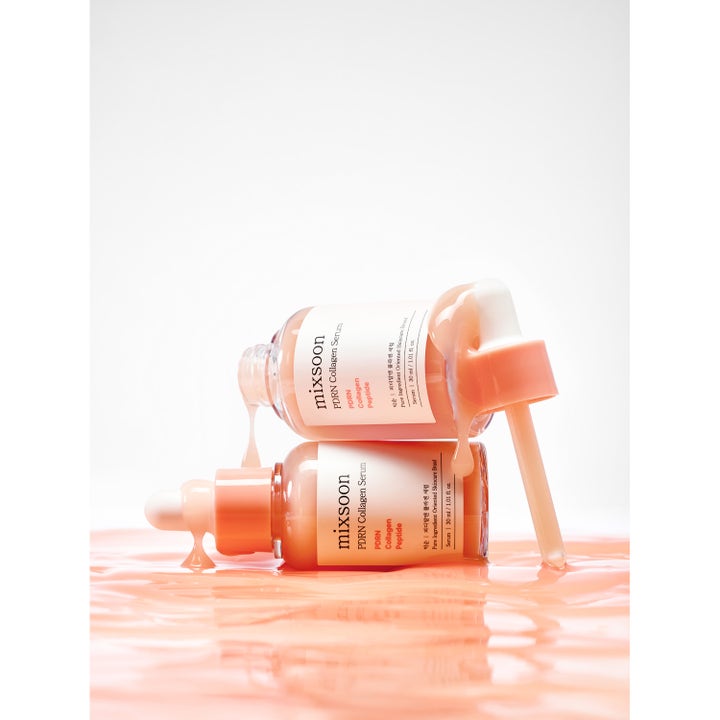 Mixsoon PDRN Collagen Serum 30 ml ansiktsserum med kremet ferskenfarget tekstur som renner over glassflaskene