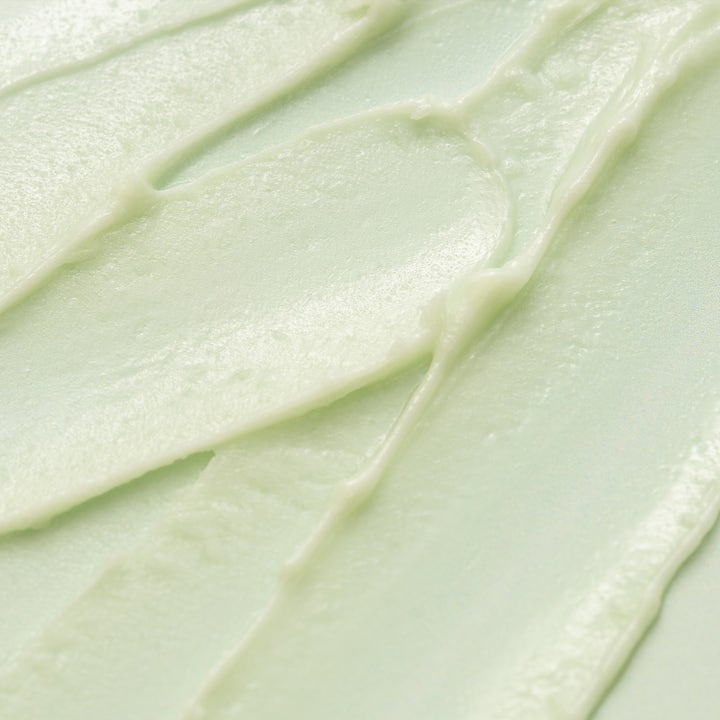 KORA Organics Active Algae Melting Cleansing Balm 100 g ansiktsrengjøring viser en myk og lysegrønn kremet tekstur.