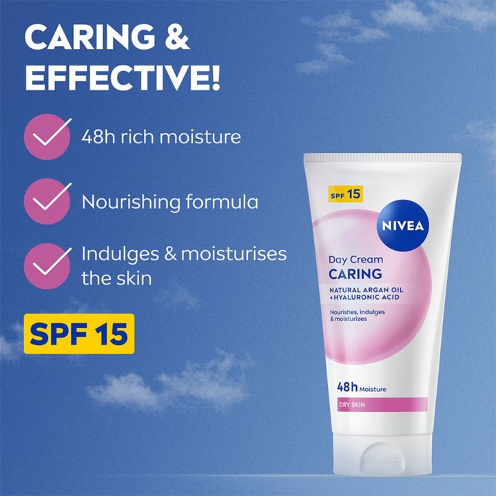 NIVEA Caring Day Cream 50 ml fuktighetskrem med SPF 15 og hyaluronsyre i tube mot blå himmelbakgrunn