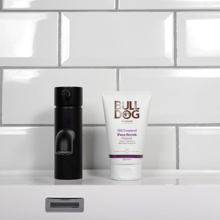 Bulldog Oil Control Face Scrub 125 ml dyprensende ansiktsskrubb i hvit tube ved en sort servantkran.