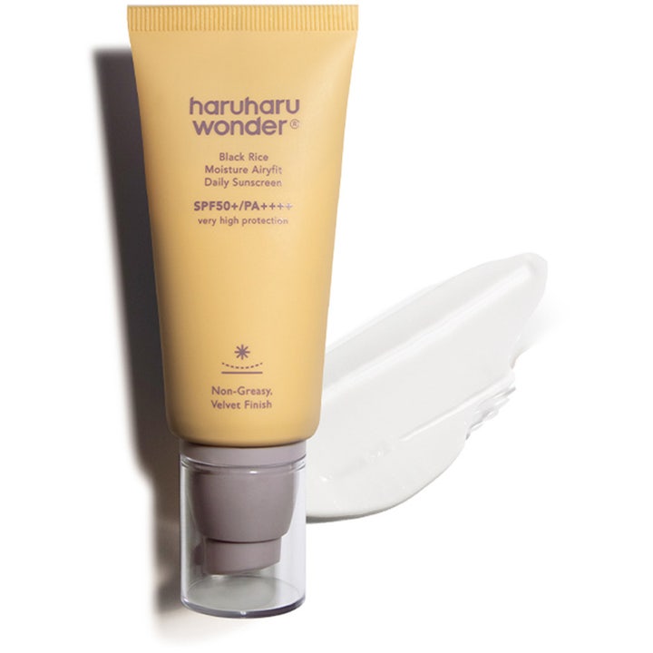 haruharu wonder Black Rice Moisture Airyfit Daily Sunscreen 50 ml solkrem i gul tube med hvit lett kremet tekstur