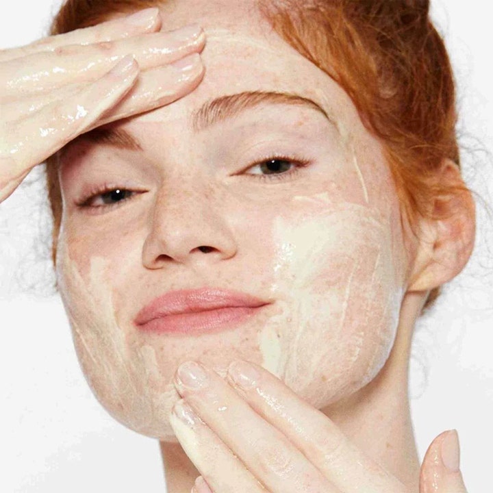 Dermalogica Daily Milkfoliant 74 g eksfolierende peeling som påføres ansiktet for en jevnere hudtone.