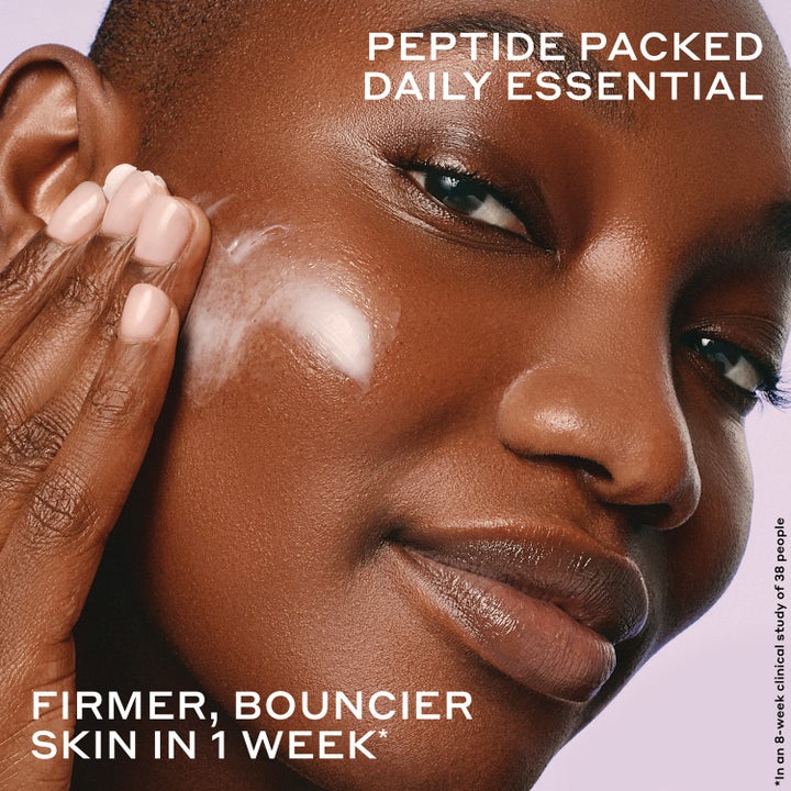 Ole Henriksen Strength Trainer Peptide Boost Moisturizer 50 ml ansiktskrem gir fastere hud og påføres på huden.