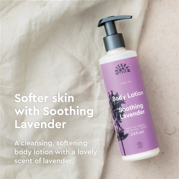 Urtekram Body Lotion Soothing Lavender 245 ml beroligende fuktighetskrem i lilla flaske på lyst stoff