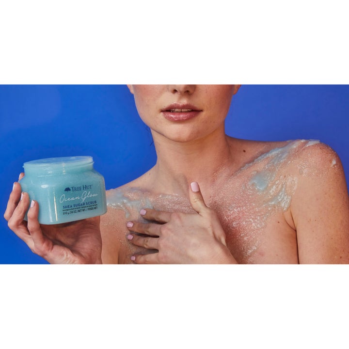 Tree Hut Shea Sugar Scrub Ocean Glow 510 g krukke med blå skrubb som påføres og gir huden ny glød.