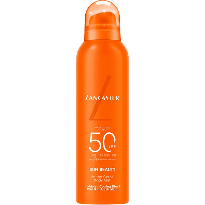 Lancaster Sun Beauty Body Mist SPF 50 solspray gir høy beskyttelse i en oransje sprayflaske med gjennomsiktig kork.