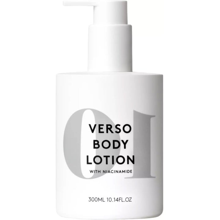 Verso Body Lotion 300ml med niacinamid som styrker huden i en minimalistisk hvit pumpeflaske med sort tekst.