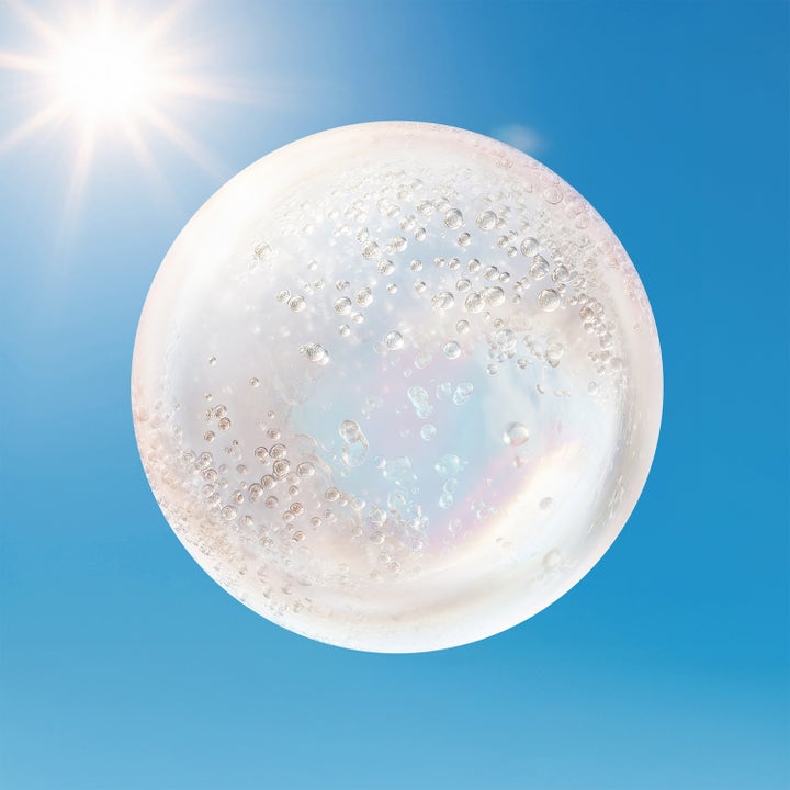 Lancaster Sun Perfect AIR Invisible Face Mist 75 ml solkrem gir usynlig beskyttelse vist som en boble mot blå himmel.