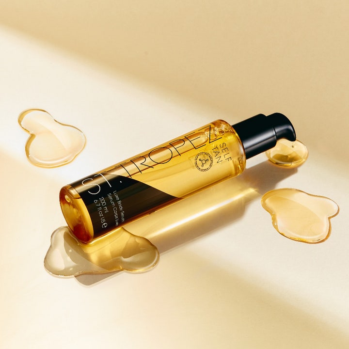 St.Tropez Self Tan Luxe Body Serum 200 ml brun uten sol gir glød med gyllen serumtekstur i en klar flaske med pumpe.