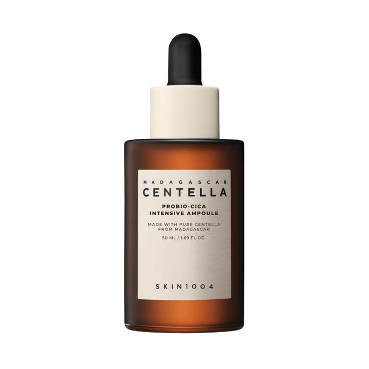 SKIN1004 Madagascar Centella Probio-Cica Intensive Ampoule 50 ml beroligende serum i mørkebrun glassflaske med hvit etikett
