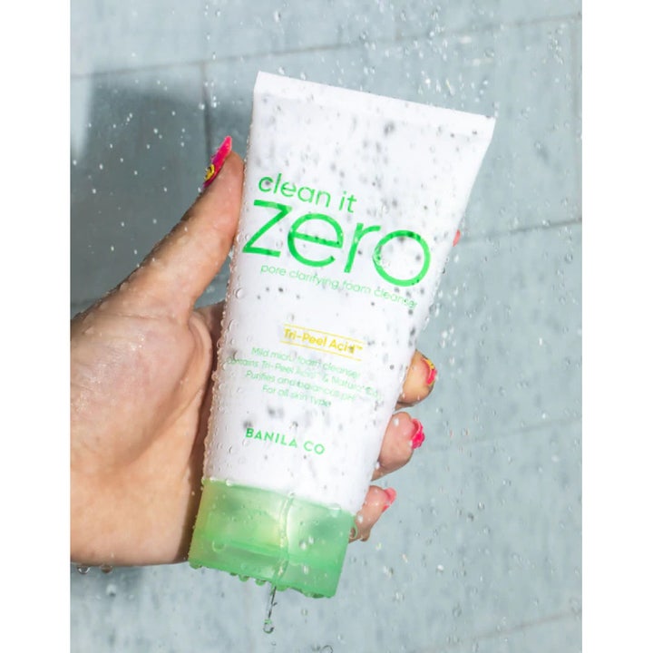 Banila Co Clean It Zero Foam Cleanser Pore Clarifying 150 ml rengjøringsskum i hvit tube holdt under vannsprut