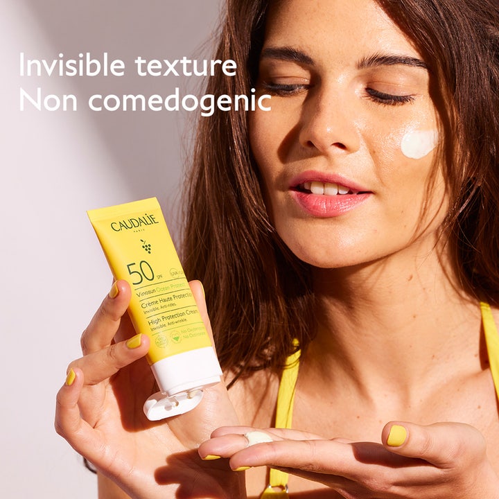 Caudalie Vinosun Protect Cream SPF50+ 50 ml solkrem for ansiktet med usynlig tekstur vist på hud fra gul tube