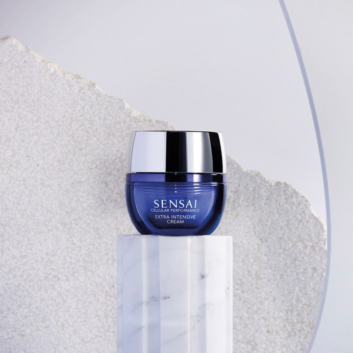 Sensai Cellular Performance Extra Intensive Cream 40 ml ansiktskrem i blå krukke med sølvlokk på hvit marmor
