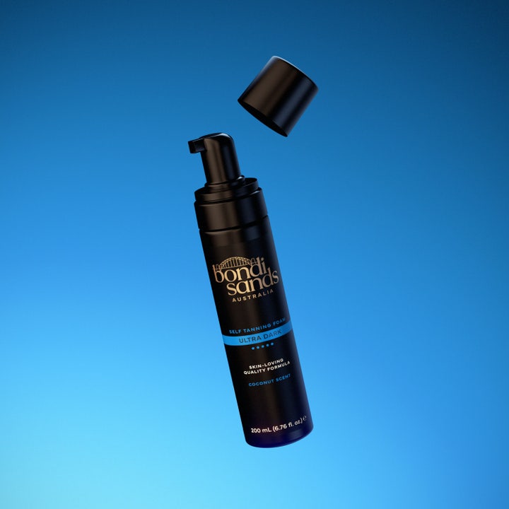 Bondi Sands Self Tanning Foam Ultra Dark 200 ml gir dyp brunfarge i svart flaske med åpen kork på blå bakgrunn