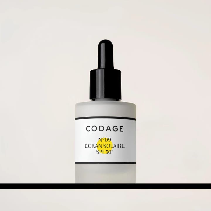 Codage Paris The Serum N°09 Sun Shield SPF 50+ 30 ml beskyttende solkrem i frostet glassflaske med svart pipette