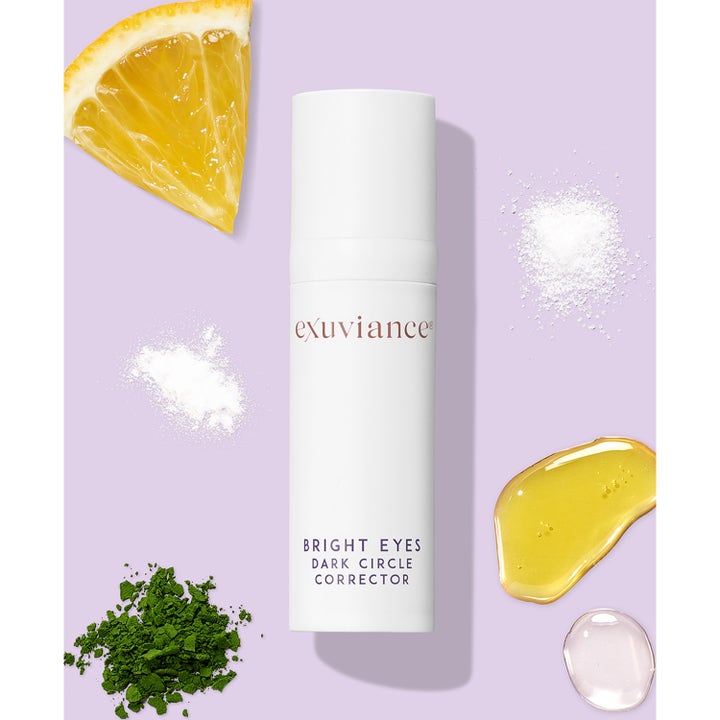 Exuviance Bright Eyes Dark Circle Corrector 15 g øyekrem i hvit flaske med sitron og ingredienser på lilla bakgrunn