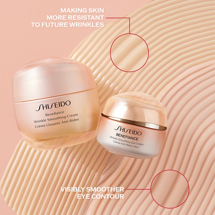 Shiseido Benefiance Wrinkle Smoothing Eye Cream 15 ml øyekrem mot rynker i ferskenfarget krukke på bølget tekstur