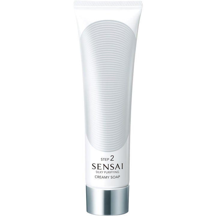 Sensai Silky Purifying Creamy Soap Step 2 rengjørende ansiktssåpe i hvit tube med sølvfarget kork og bølget mønster.