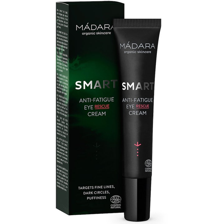 MÁDARA Smart Anti-fatigue Eye Rescue Cream 15 ml øyekrem mot mørke ringer i svart tube og eske med grønne detaljer.