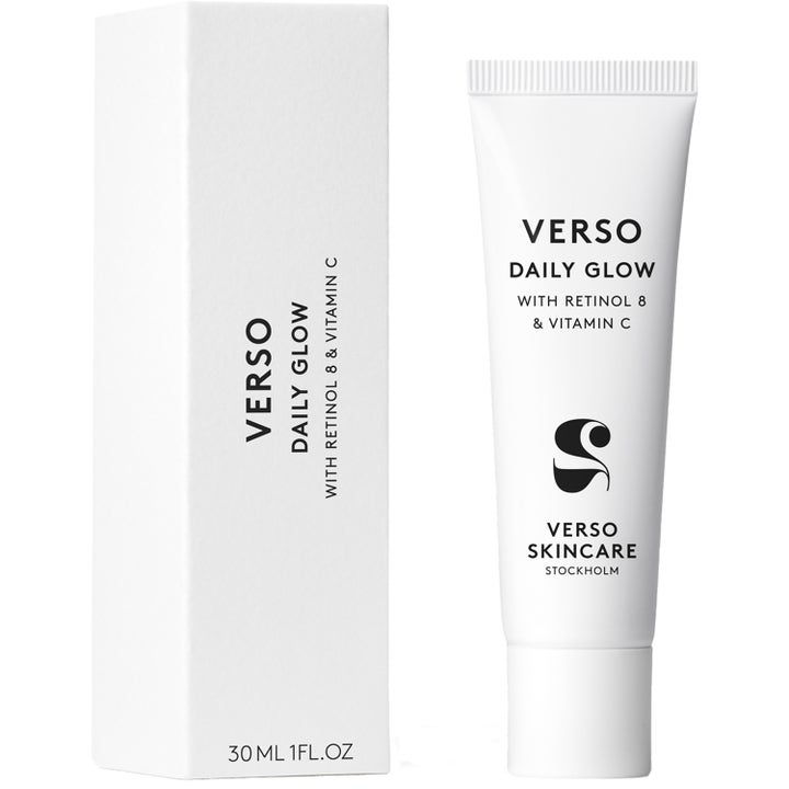 Verso Daily Glow 30 ml ansiktsserum med vitamin C og retinol 8 i hvit tube og hvit eske som gir glød