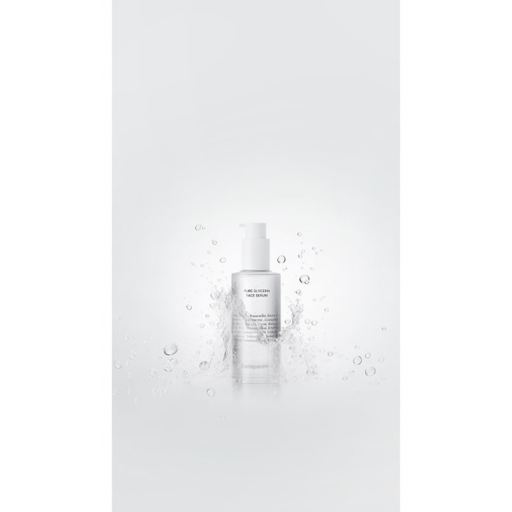 Niche Beauty Lab Transparent Lab Pure Glycerin Face Serum 50 ml fuktighetsgivende serum omgitt av vannsprut og bobler