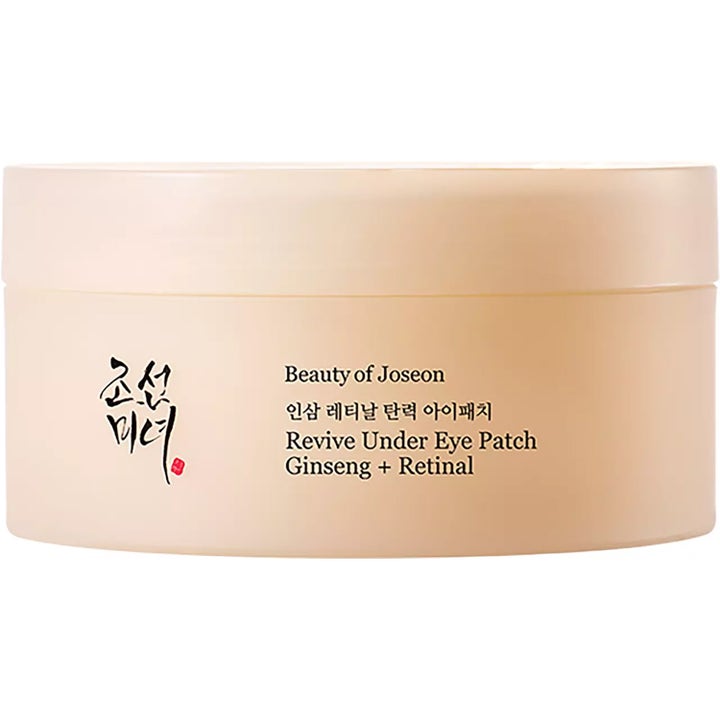 Beauty of Joseon Revive Under Eye Patch Ginseng + Retinal øyepatch i beige krukke gir huden pleie og ny glød.
