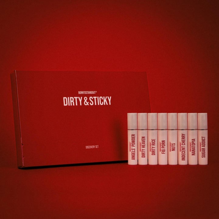 BornToStandOut Dirty & Sticky Discovery Kit 8x 2 ml parfymesett i rød eske med åtte hvite sprayflasker.