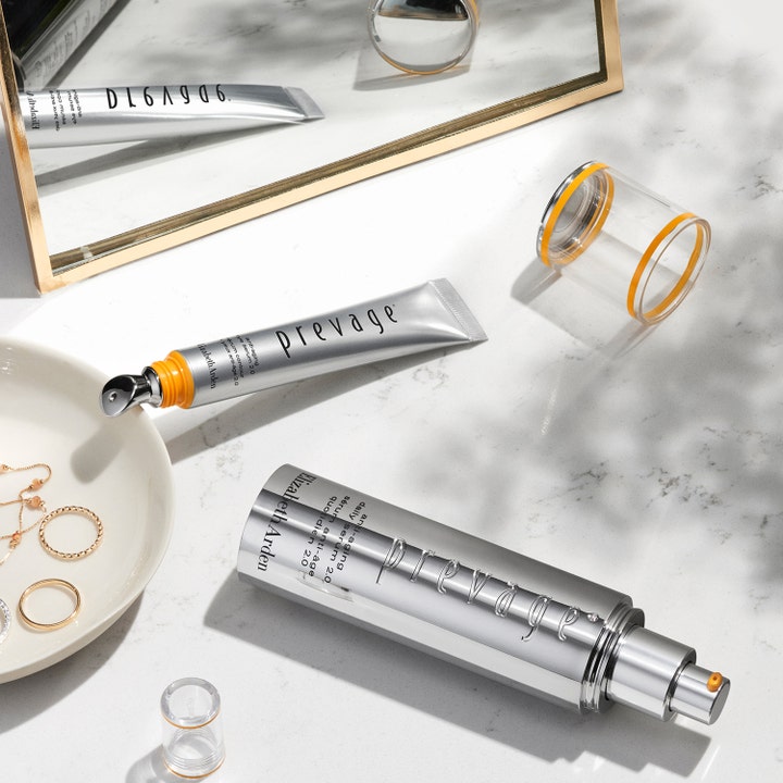 Elizabeth Arden Prevage Anti-Aging Eye Serum 2.0 20 ml øyeserum i sølvtube med metallapplikator på hvit marmor