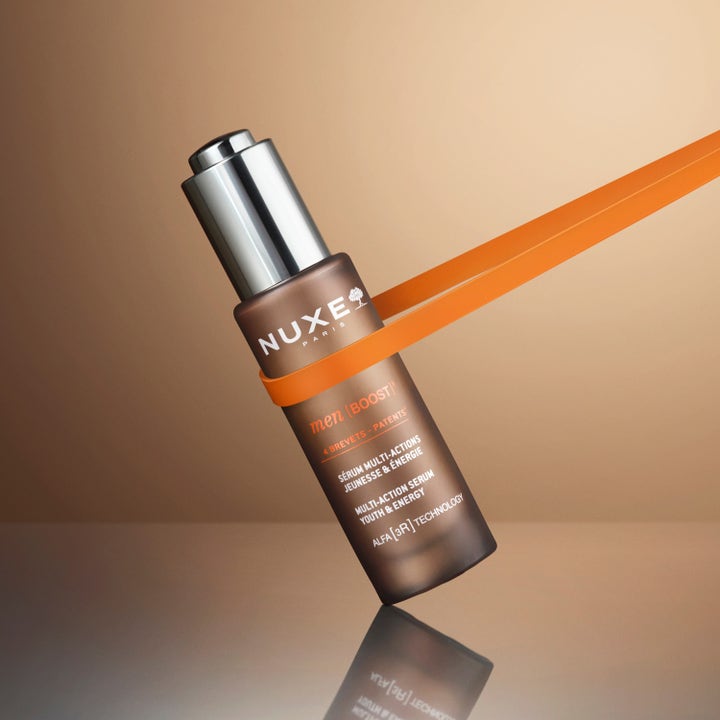 Nuxe Men Multi Action Serum 30 ml gir energi i en brun glassflaske med sølvkork og oransje bånd